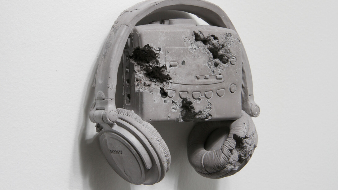 Daniel Arsham, "Obsidian Eroded Walkman" 2014, Obsidian fragments, ground glass, hydrostone, 16,5 x 18 x 7,5 cm / 6 1/2 x 7 x 3 inches, Courtesy Galerie Perrotin