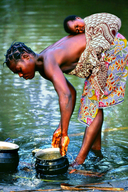 Benin – Donna con bambino nei pressi di un villaggio. Ph Sergio Pessolano