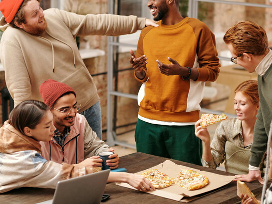 La véritable modernité réside parfois dans la simplicité d'un repas partagé entre amis, là où chaque bouchée apporte réconfort et chaleur