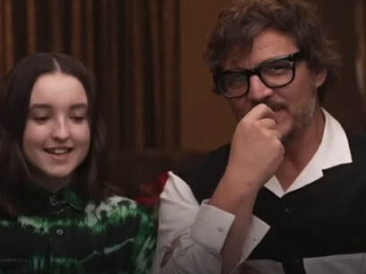 Porque la fuerza de *The Last of Us* siempre residió en lo que cuenta. Sin eso, sería una producción manifiestamente vulgar, condenada sin remedio a caer en el saco roto del olvido. Pedro Pascal y Bella Ramsey 