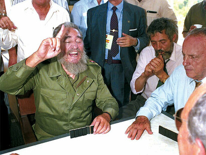 Fidel Castro jugando al dominó con Manuel Fraga, a la sazón presidente de la Xunta, en Láncara (Lugo) con motivo de su visita a Galicia para visitar la casa de su padre 