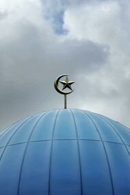 Ornamento da cúpula da Mesquita de Prata. Ainda que o islã seja hoje mais fechada do que suas crenças irmãs isso não foi sempre assim. A fés abraâmicas passaram por ciclos de maior abertura e fechamento às ideias de fora da comunidade