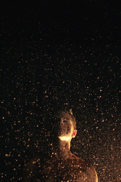 Una persona in mezzo a luci splendenti. Una forza immaginativa in grado di mettere in movimento la materia e produrre cambiamenti nella realtà