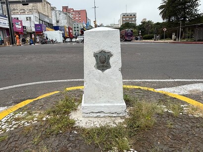 A stone marks the border, people ignore it ©Patricia Gomes
