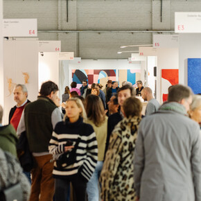 Verschiedene Künstler, Affordable Art Fair 2024, Ausstellungsansicht. Mit freundlicher Genehmigung der Affordable Art Fair
