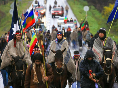 The Mapuche people march in defense of their rights
