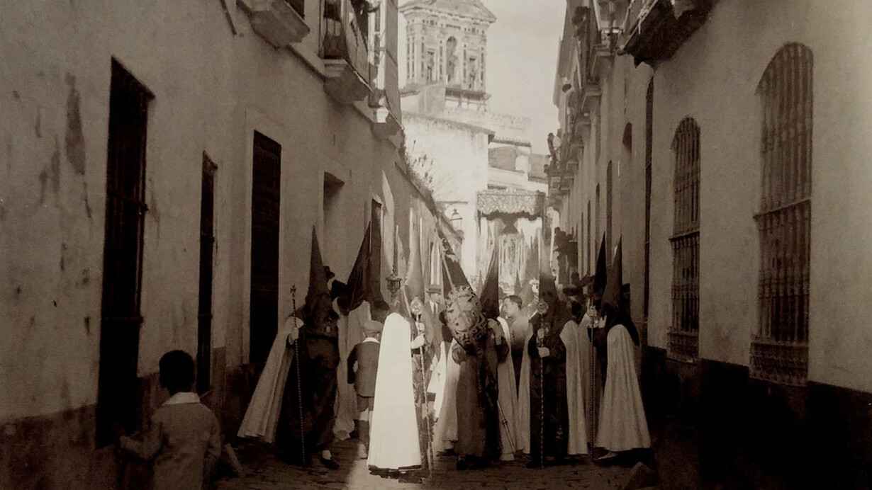 Procesión de Semana Santa en una localidad española en los años veinte del pasado siglo