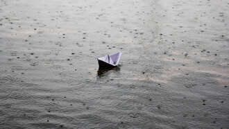 El paisaje está nublado y el cielo está como si estuviera cerrado