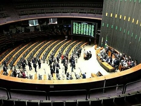 O Plenário da Câmara dos Deputados reúne parlamentares e participantes durante uma sessão, em uma perspectiva que revela a dimensão do espaço legislativo. A atuação do Congresso integra a arquitetura institucional por meio da qual recursos públicos são direcionados para diferentes demandas da sociedade