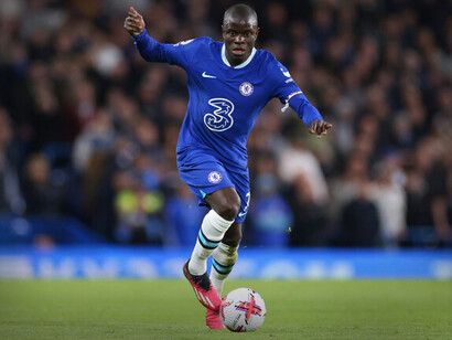Ngolo Kante em campo. A Árabia não é nova no cenário do futebol