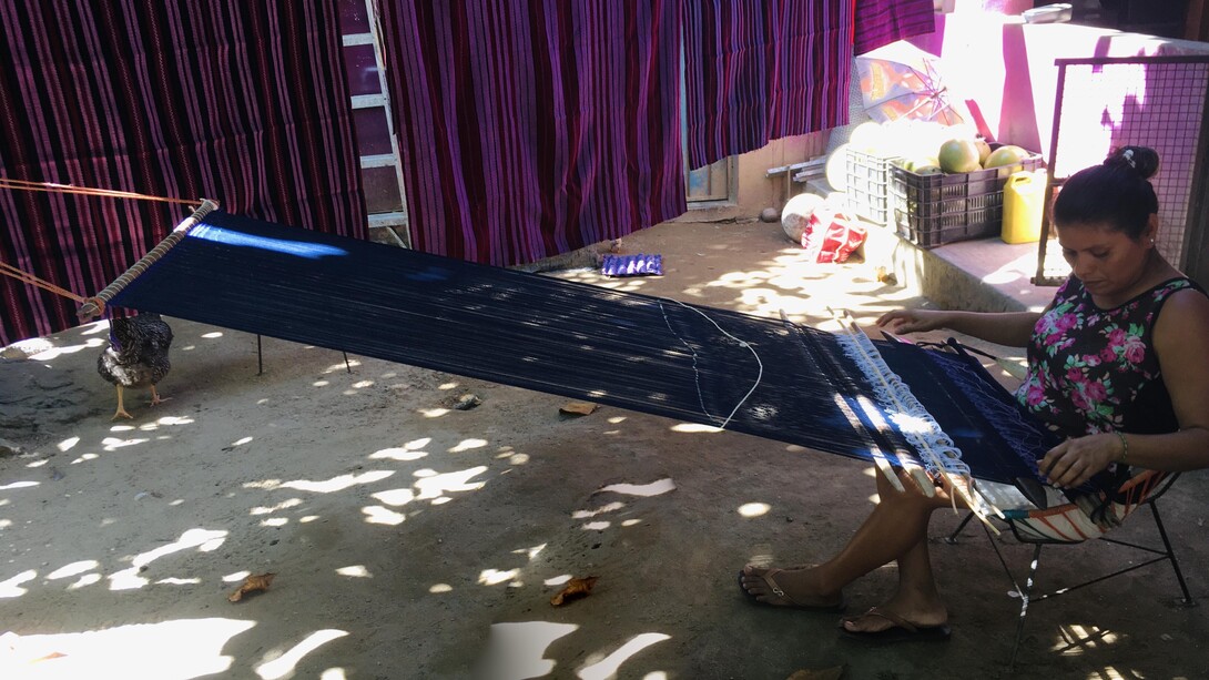 Rosalba Galáz Velasco, tessitrice mixteca mentre utilizza il “telar de cintura”
