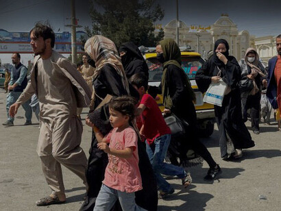 Orde di profughi che ora arriveranno chiedendo asilo politico