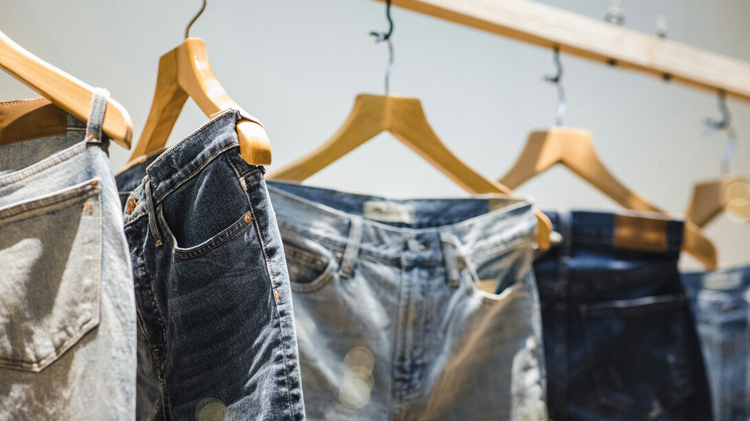 Calças jeans. Mas todo seu clássico tem suas variações, então as lavagens são o que diferencia não apenas o tom como também o seu estilo