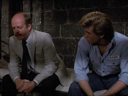 La estrella de rock Nick Rivers (Val Kilmer) con su agente Martin (Billy J. Mitchell) en una celda