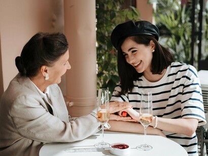 Eu amo as padarias, não sou muito chegado a ficar na mesa, tem pessoas que fazem questão de se sentar, eu gosto mesmo do empurra-empurra do balcão, ficar em pé e observar todo o movimento enquanto troco dois dedos de prosa displicente. Se não for na padaria pode ser em um botequim mesmo, desde que o café esteja quentinho na garrafa térmica e tenha pelo menos um pedaço de queijo minas para acompanhar, se não tiver, fazer o que? Aproveitar a companhia!