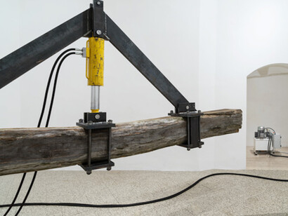 Arcangelo Sassolino, Exhibition view. Courtesy of Galleria Continua