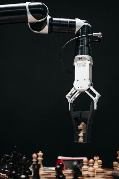 Máquina joga xadrez ao gerenciar peças de tabuleiro por inteligência artificial