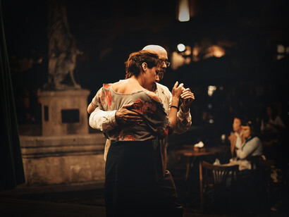 Pareja bailando tango en una plaza de Lviv, Ucrania