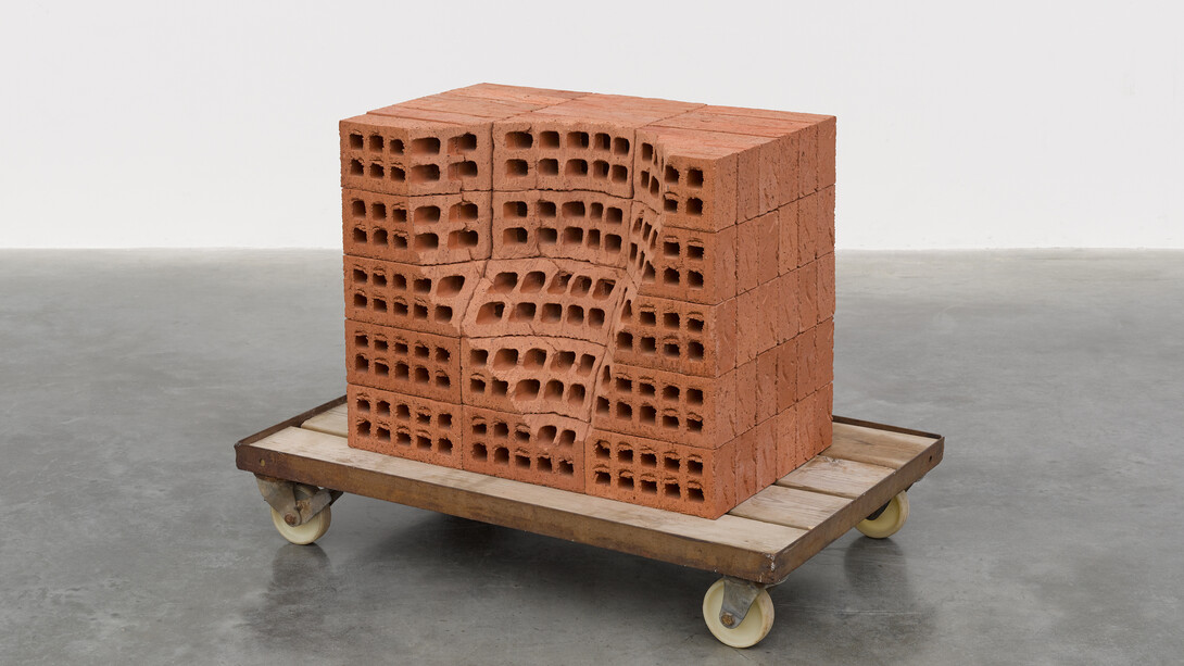 Mona Hatoum, „A Pile of Bricks III“, 2019
Ziegel, Holz, Metall und Kunststoff
68.5 x 95 x 62 cm
Mona Hatoum, Foto: White Cube (Theo Christelis)