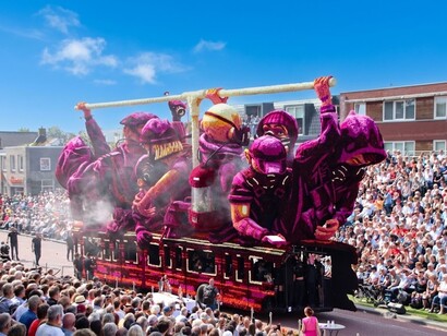 La carroza fue diseñada por Olav den Ridder, Pepijn Wouters y Niek van den Broek y ocupó el segundo puesto en el desfile. Carroza titulada "Distopía", desfile de flores, 2023. Aldea de Klein Zundert, Holanda