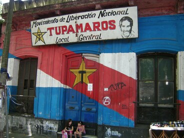 A sede dos tupamaros em Montevidéu remete à organização do Movimento Nacional de Libertação Tupamaros (MNL-T), que adotou a guerrilha urbana como estratégia de atuação política