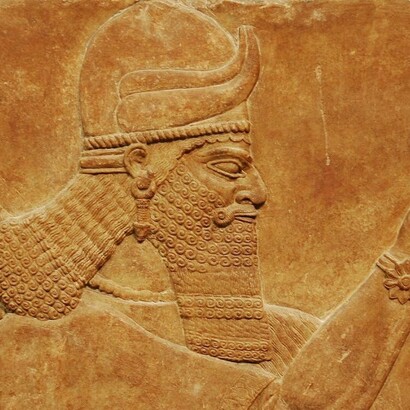 El dios Marduk era representado con una figura humana vestida con ropajes reales, fortaleciendo el vínculo entre la religión y los dioses en la antigua Babilonia