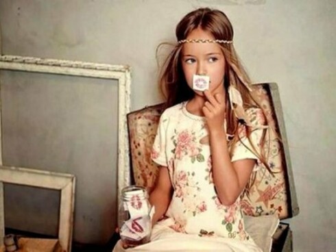 Muchas marcas de ropa infantil ya fabrican tops, minifaldas y zapatos con tacones altos