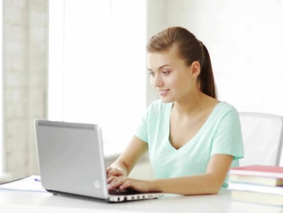 Una mujer navegando por internet