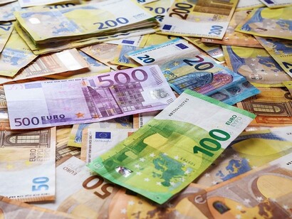 I lavoratori immigrati pagano tasse sul reddito e contribuiscono ai sistemi di sicurezza sociale, aumentando le entrate fiscali che possono essere utilizzate per finanziare i servizi pubblici e ridurre i deficit di bilancio