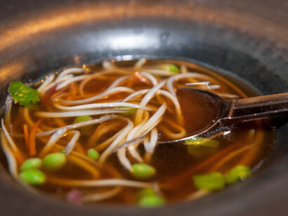 Soul Food Night. Sopa de pollo y angulas, albahaca y guisantes del Maresme. Foto: Thalía Olszewski Ibáñez