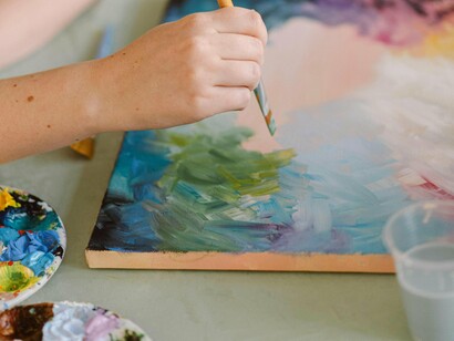 Pessoa pintando um quadro. Não tinha vida social porque detestava perder tempo a arranjar-se e achava que tudo lhe ficava mal, enervava-se e acabava por não sair, gostava sim, de descobrir o mistério das pequenas coisas e da transgressão, pisar o risco, não se deixando prender muito no passado, mantendo um distanciamento, mola impulsionadora para tudo o que veio a seguir na sua vida, onde tudo lhe chegara tarde. Os amores, os remorsos, a doença