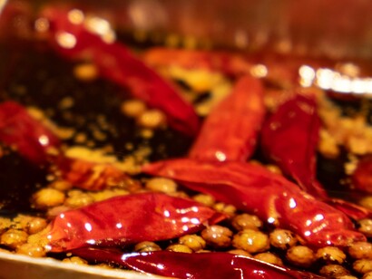 Le giovani generazioni nelle città stanno ridefinendo il concetto di libertà sessuale, con una maggiore accettazione di relazioni prematrimoniali e identità di genere diverse 