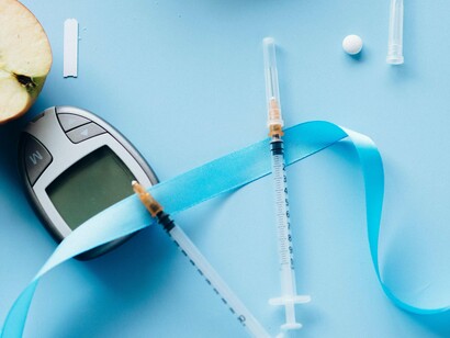 Glicosímetro. A principal vantagem da telemedicina é a conveniência. Pacientes podem realizar consultas sem sair de casa, economizando tempo e dinheiro com deslocamento. Para muitas pessoas, especialmente aquelas que vivem em regiões mais afastadas ou em áreas urbanas com trânsito intenso, isso representa uma economia significativa de tempo e esforço