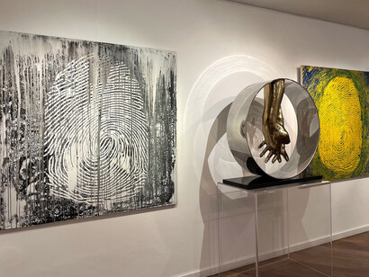 Lorenzo Quinn, Love will save us, exhibition view. Courtesy of Contini Art Gallery