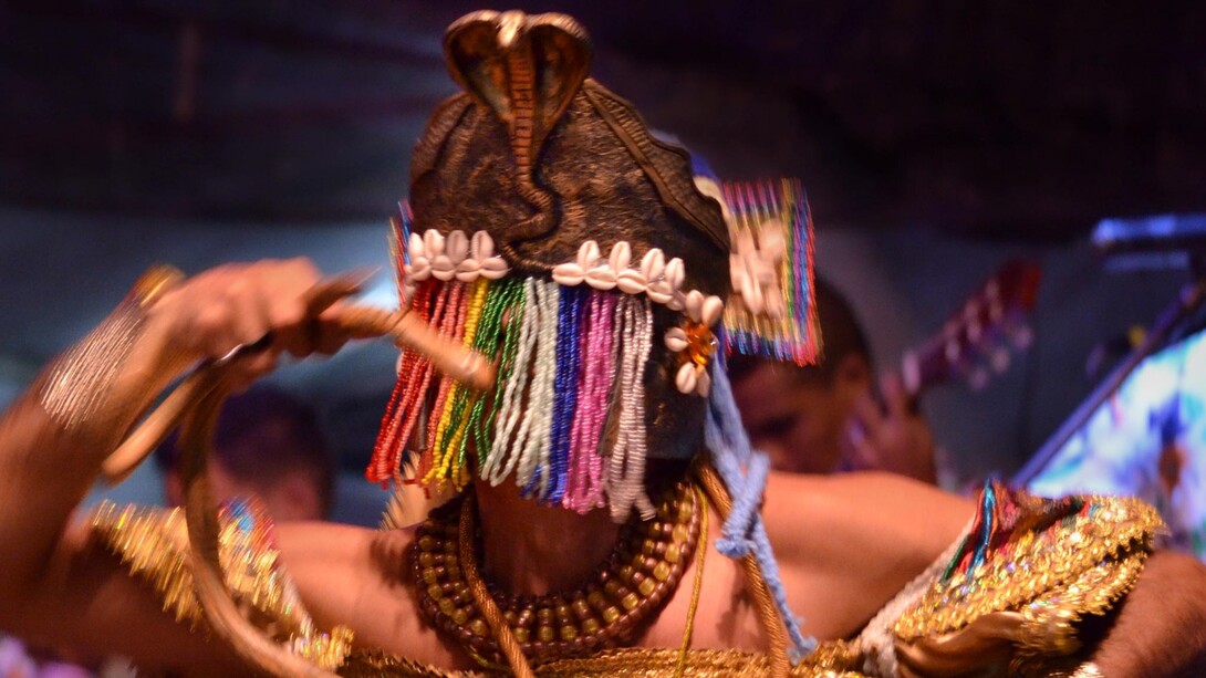 Questa foto è stata scattata durante il Festival Nazionale del Folklore di Olímpia in Brasile, foto di Marina Criscuolo. Oxumaré è il simbolo vivente del ciclo eterno della vita, della trasformazione e della rinascita
