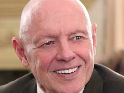 La filosofía de Stephen Covey subraya la importancia de construir el liderazgo sobre principios universales como la integridad, la justicia y la empatía