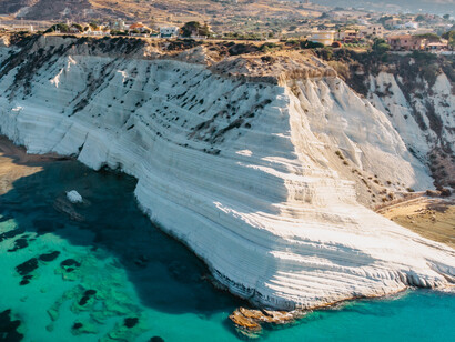 La Scala dei Turchi (Sicilia) è una falesia di marna bianca che spunta a picco sul mare lungo la costa di Realmonte, in provincia di Agrigento