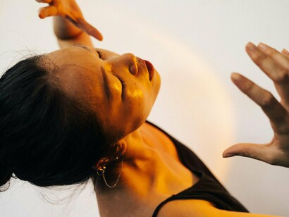 A ciência também confirma aquilo que já se percebia intuitivamente: a arte faz bem ao cérebro. Pesquisas em neurociência mostram que atividades artísticas estimulam áreas ligadas à memória, à regulação emocional e ao prazer