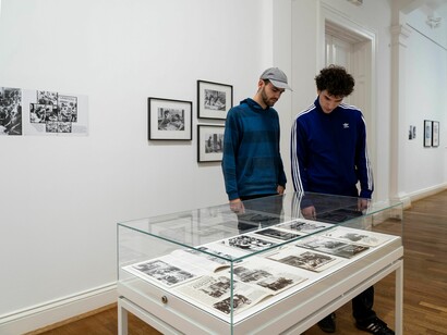 Pınar Öğrenci und Nuri Musluoğlu, Fotografie neu ordnen, Ausstellungsansicht. Mit freundlicher Genehmigung des Museums für Kunst und Gewerbe Hamburg
