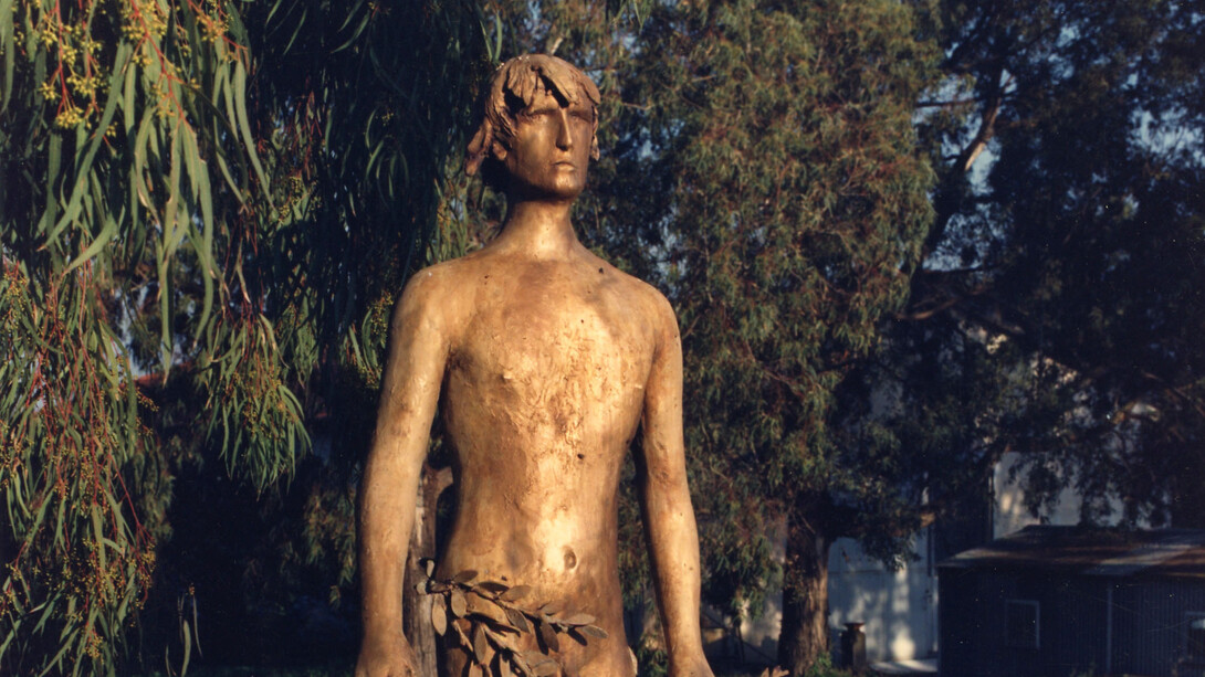 Giacomo Manzù, Grande Cardinale seduto, 1983, legno di circolo dorato, cm. 205 - Courtesy Galleria d'Arte Maggiore G.A.M., Bologna (Italy)