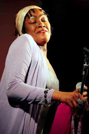 Dilu Miller durante un'esibizione