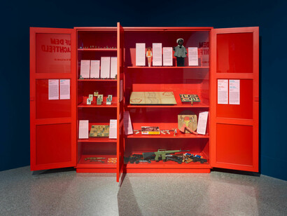 Mark Dion, Delirious toys, Ausstellungsansicht. Mit freundlicher Genehmigung der Bundeskunsthalle