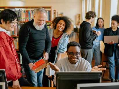 Biblioteca universitaria. Nei Paesi più arretrati, lo studio viene negato alle donne, considerate esseri inferiori. La cultura, segno di emancipazione, fa ancora paura