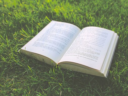 A hermenêutica de Ricoeur propõe uma ponte entre vida e literatura, promovendo a reflexão ética por meio da leitura