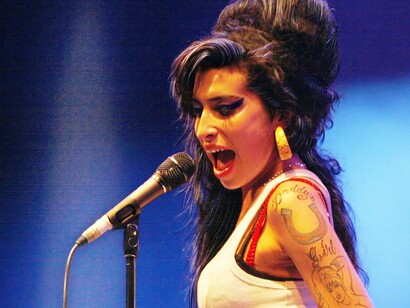 Testemunhas próximas a Amy Winehouse relataram que ela estava cada vez mais desconfortável com os esquemas da indústria e que sentia que estava sendo explorada. Sua recusa em continuar seguindo certos padrões impostos por gravadoras e empresários pode ter levado a um plano para silenciá-la