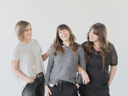 Tres mujeres riendo