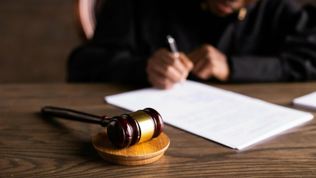 Essere nel giusto, per esempio, seguire il percorso della legalità, non avere “sporcato” la nostra fedina penale ci gratifica: ci sentiamo parte del gruppo dei buoni, di quelli che seguono le regole e possiamo andarne fieri