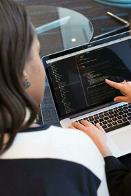 El aprendizaje de la programación y el diseño web requiere una combinación de estudio, práctica constante y creatividad para resolver problemas complejos