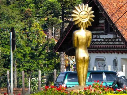 Conheça os encantos da arquitetura europeia na Catedral de Pedra, em Canela, e na Praça das Etnias, em Gramado