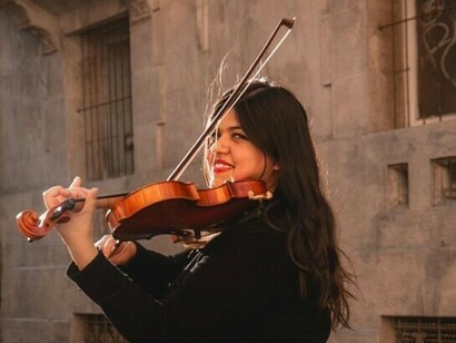 Karla Bahamondes, chilenische Orchesterleiterin, mobilisierte 100 Instrumentalisten, Männer und Frauen, und erweckte „Canto para una semilla“ zum Leben, eine 1972 von Luis Advis komponierte Kantate, die auf den Zehnten der chilenischen Singer-Songwriterin Violeta Parra basiert